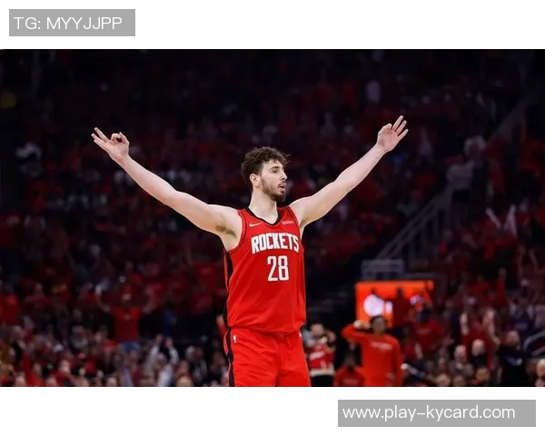 火箭队训练气氛愉快亚当斯谢泼德申京笑容满面展现团队精神